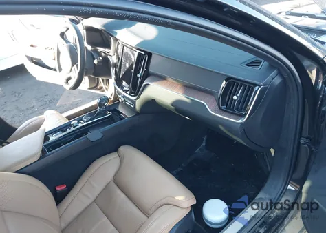 2022 Volvo V60 Cross Country T5 z USA, uszkodzony, nr VIN YV4102WK3N1085309